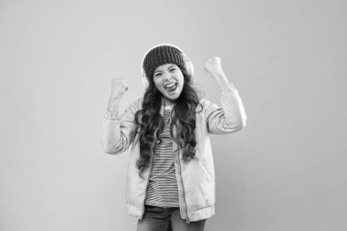 Mobil cihaz için bedava müzik uygulamaları. Enerjik çalma listesi. Sesin tadını çıkar. Şirin liseli kız elbiseleri kulaklık takıyor, müzik dinliyor. Gençler müzik dinler. Önerilen müzik başlangıçtaki ilgiye dayanır