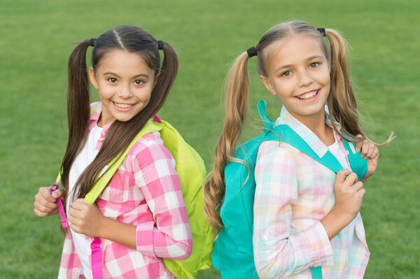 Веселые и интерактивные занятия для детей. Счастливые дети возвращаются в школу. Маленькие дети носят рюкзаки. Красивый вид школьников. Пора в школу. Стиль повседневной моды. Салон красоты. Афтершкола