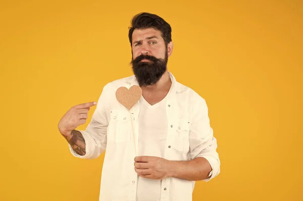 Serei o teu Dia dos Namorados. Saudação romântica. homem com barba e bigode parede amarela. Coração feito à mão para férias. Coração brutal hipster dos namorados. Dia dos Namorados. homem barbudo pronto para data de amor — Fotografia de Stock