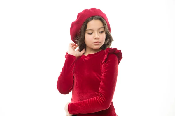 Niño niña linda con el pelo largo posando en fondo de sombrero rojo. cómo  usar la boina francesa. inspiración estilo boina. cómo usar boina como  chica de moda. accesorio de boina de