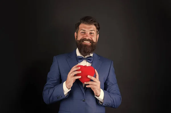 Beste Valentijnsdag. hartproblemen. Romantische groet. Fijne Valentijnsdag. Tuxedo Man rood hart. Liefdesafspraakje. volwassen hipster baard in formele pak. hartproblemen. zakenman met vlinderdas — Stockfoto