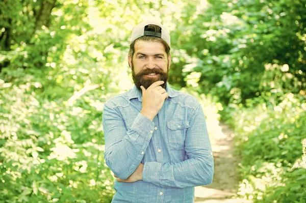 Eco attivista. Uomo bello barbuto ragazzo nella foresta soleggiata. Uniti all'ambiente. Vai verde pensa fresco. Giornata della Terra. Proteggere la natura movimento ecologico. Eco stile di vita concetto. Esplora la natura. Salva ambiente — Foto Stock