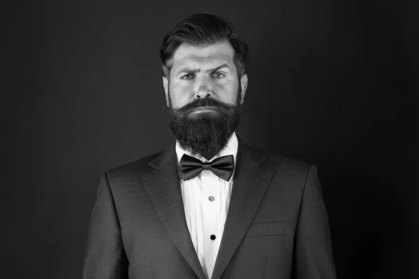 Rendre le toilettage masculin plus simple et plus agréable. Barbe d'homme bien entretenue en costume. Mode masculine et esthétique. Tenue formelle d'homme d'affaires. Style classique esthétique. Esthétique masculine. Coiffeur coiffeur — Photo