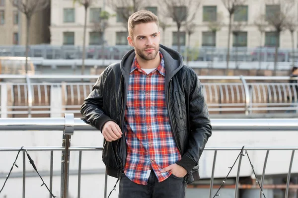 Ropa de moda mantener el estilo en. Tipo guapo con aspecto de moda en el fondo urbano. Hombre caucásico en ropa de moda. Temporada de otoño o primavera. A la moda pero casual. Tendencia y estilo de moda — Foto de Stock