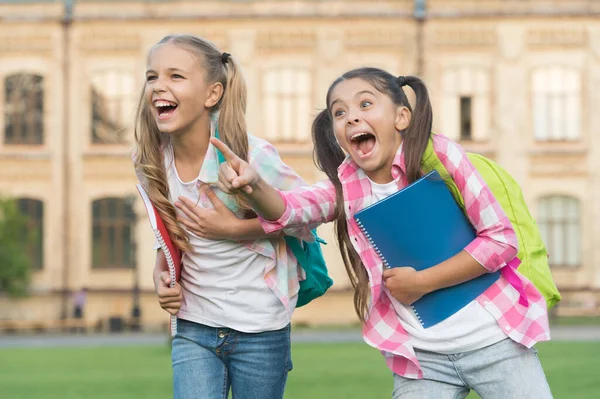 Los niños son el futuro. Los niños felices se divierten al aire libre. Los niños pequeños tienen libros de estudio. Los niños pequeños vuelven a la escuela. Educación y estudio. Arranca. 1 de septiembre. Día del conocimiento — Foto de Stock