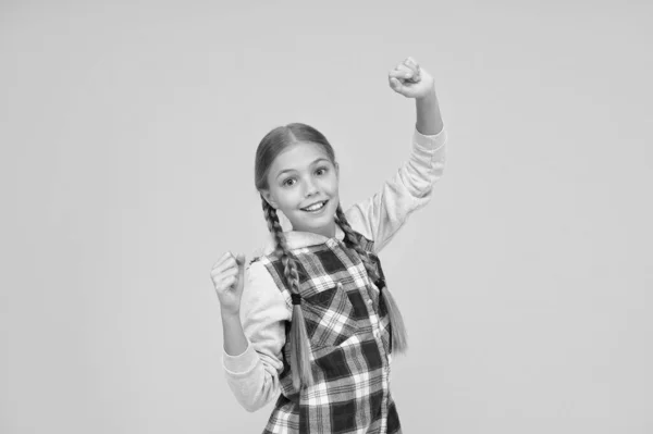 En humor lúdico. Moda infantil. niño lindo pelo rubio. felicidad infantil. Feliz día de los niños. Chaqueta a cuadros de niña pequeña. tiempo de otoño. chica hipster fondo amarillo. chica de la escuela feliz estilo casual — Foto de Stock