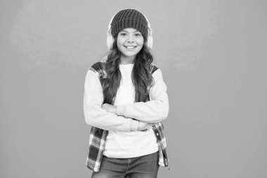 En sevdiğim şarkı. Sonbahar melodisi. Küçük, uzun saçlı bir çocuk müzik setinin tadını çıkarıyor. Mutlu çocukluk. Mutlu hippi kız turkuvaz arka planı. Gülümseyen genç kulaklıkla müzik dinler. Küçük çocuk gündelik tarzda