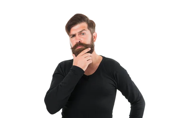 Hermosa modelo de moda. tipo elegante con barba larga. barbudo aspecto de moda masculina. Hipster brutal. moda masculina y belleza. lleno de confianza. hipster usar ropa casual. hombre guapo tiene el pelo morena — Foto de Stock