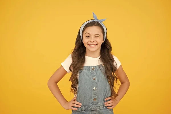 Lindo chico encantador. concepto de salón de peluquería. Pelo rizado largo de poca belleza. chica retro sonriendo fondo amarillo. aspecto vintage niño pequeño. moda de verano para niños. belleza y moda. feliz infancia —  Fotos de Stock