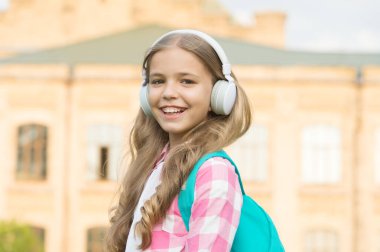 Kolay dinleme ve hayal kurma. Mutlu kız müzik dinlemekten hoşlanır. Küçük bir çocuk dinleme becerisi geliştirir. Dinleme kursu. Mesafe öğrenme. Uzaktan eğitim. Okul ve eğitim. Modern hayat