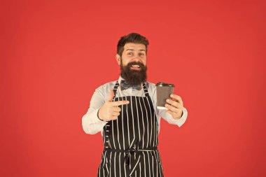 Bunu dene. Kafedeki vahşi garson. Olgun kırmızı arka plan. Yetenekli bir hizmetçi. Barista hipster şef önlüğü. Kendine güvenen zarif bir barmen. Erkek kahve içer. Sakallı adam, kahveyi götür.