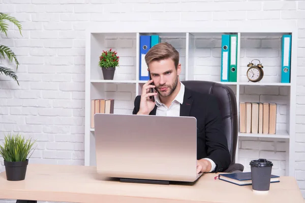 Io lo chiamo business. Direttore parlare sul cellulare in ufficio. Comunicazione commerciale. Accesso alla comunicazione. Rete di comunicazione. Tecnologia della comunicazione. La vita moderna. Stile di vita mobile — Foto Stock