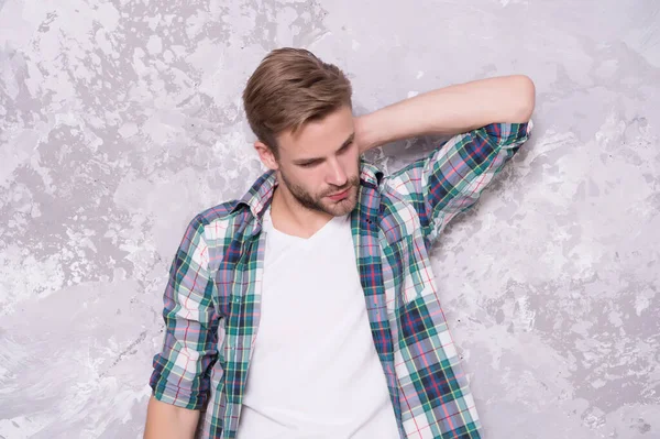 Trata do teu cabelo hoje. Um homem bonito com cabelo loiro. Um tipo sem barba em estilo casual. Salão de cabeleireiro. Barbearia. Barbeiro. Hábito de arrumação dos homens. Uma rotina de cuidados capilares. Cuidado com os cabelos. Um corte perfeito — Fotografia de Stock