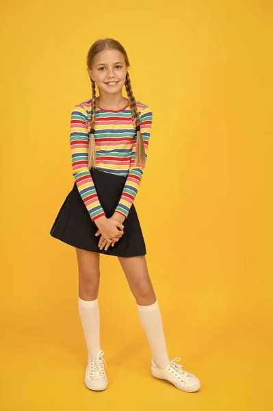 Stile arcobaleno. Bambino carino alla moda e di fantasia. Ragazzina vestita con abiti arcobaleno. Concetto di positività. Felicità. Ragazzo emotivo. Negozio di moda. Deve avere un complice. Moda moderna. Moda bambino — Foto Stock