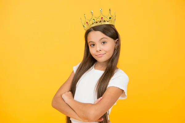 Joven perfeccionista. orgullosa de su recompensa. lujo y éxito. niña egoísta usar corona de oro. Pequeña princesa. se siente como campeón. Feliz infancia. buen concepto de motivación. ella es la gran jefa — Foto de Stock