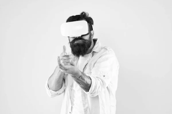 Pasatiempo del juego. Juegos cibernéticos. Requiere hardware externo adicional para ejecutarse. Diseño cómodo para los juegos. Galería de tiro. Auriculares de realidad virtual para hombre. Tirador en primera persona. Un gesto de pistola. Jugar juego — Foto de Stock