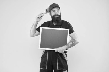 Hızlı onarım. Yaratıcı dekoratör. Resim işe yarıyor. Sakallı dekoratörün reklam panosu fotokopi alanı var. Tamir ipuçları. Boya fırçalı bir adam. İnşaatçı düzenli işçi. Onarım ve yenileme