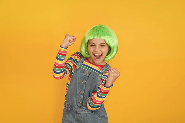 Ganadora alcanzando su meta. Pequeño niño emocionado hacer el gesto ganador fondo amarillo. Lindo pequeño ganador disfrutar de la felicidad. Feliz ganador celebrar la victoria o el éxito. Ganó el primer premio en concurso —  Fotos de Stock