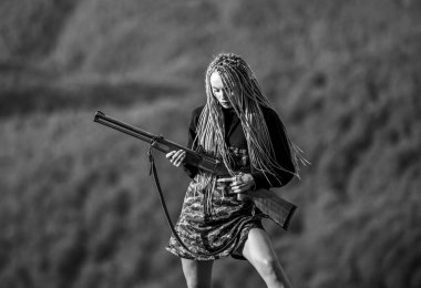 Askeri Ortak Operasyon. Adalet için savaş. Askeri moda. Silahlı kadın suikastçı. Kadın asker. kafa avcısı kamuflajı. Silah ruhsatı. Ordu keskin nişancısı. Silah dükkanı konsepti. cinsiyet eşitliği