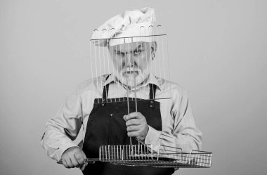 Öğle yemeği vakti. Sakallı aşçılar. Barbekü için mutfak gereçleri. Izgara yemeği tercih ediyor. Piknik ve barbekü. Mutfak kuralları. Aileye yemek hazırla. Aile hafta sonu. Şef şapkalı son sınıf öğrencisi.