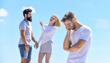 Kıskanç eş. Sonsuza dek yalnız. Kıskançlığın olumsuz etkisi. Aile psikolojisi. İlişki hedefleri. İnsan ilişkilerinde hayal kırıklığına uğradım. Ayrılın. Aşk üçgeni. Kıskançlık hissi. İhanet ve boşanma