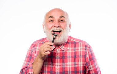 Açık ve sosyal. Kes ve saç fırçala. Tıraş bıçağı alet çantası. Tıraşsız yaşlı adamın bıyığı ve sakalı var. Berber dükkanı konsepti. Traş aksesuarları. Beyaz sakallı, olgun bir adam..