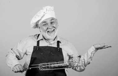 Barbekü için mükemmel bir gün. Mutfak kuralları. Aileye yemek hazırla. Aile hafta sonu. Şef şapkalı son sınıf öğrencisi. Sakallı aşçılar. Barbekü için mutfak gereçleri. Izgara yemeği tercih ederim. Piknik ve barbekü