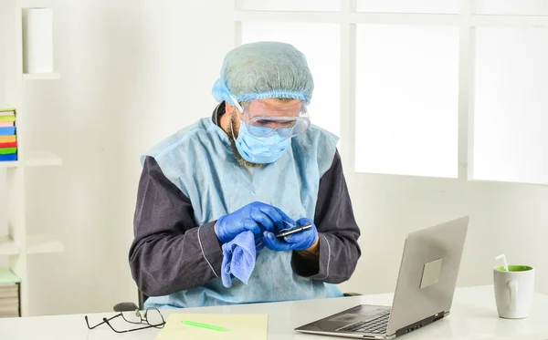 清掃と消毒。コロナウイルスが暴露される危険性。労働者がコンピューターを消毒。頻繁に触れられた表面をきれいにしなさい。衛生兵だ。マスクを着用してコロナウイルスから保護します。深刻な衛生状態 — ストック写真