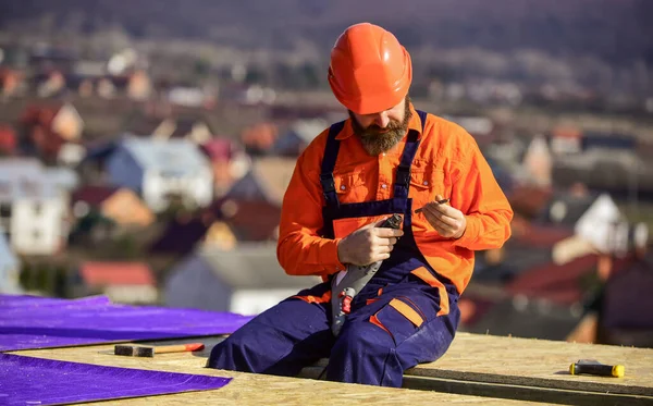 Instale barreras de vapor o capas de aislamiento en techos planos. Roofer construyendo techo. Techo de reparación maestro. Instalación de techo plano. Hombre duro sombrero de trabajo paisaje al aire libre fondo. Edificio casa — Foto de Stock