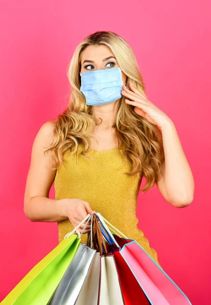 Безопасные и здоровые покупки. женщина в маске респиратора с бумажными пакетами. Покупатель защищает себя от пандемии коронавируса. покупаю медицинскую маску. Эпидемический дефицит. вирус карантин — стоковое фото