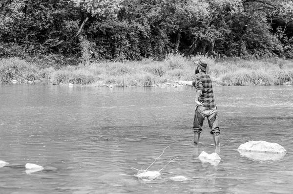 Homem pescador barbudo. Equipamento de pesca do pescador. Atividades desportivas de passatempo. Rio lago lagoa lagoa. Fazenda de trutas. Peixes piscicultura criação de peixes comercialmente. Pescador sozinho ficar na água do rio — Fotografia de Stock