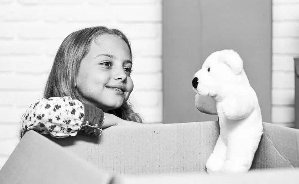 Play with me. Cardboard boxes - moving to new house. happy child cardboard box. happy little girl with toy. repair of room. new apartment. purchase of new habitation — Stock Photo, Image