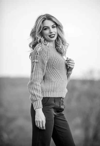 Herrliche Dame, die sich in Wollpullover gemütlich fühlt. Trendige Kleidung. Frau warmer Pullover Natur Hintergrund defokussiert. Elegance Konzept. Fancy Girl Make-up Gesicht tragen Strickpullover. Stil ist eine Frage des Gleichgewichts — Stockfoto