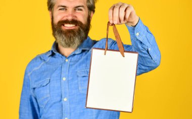 Perakende konsepti. Hipster satış fiyatını satın alıyor. Siber pazartesi indirimi. Güzel alışveriş. Sakallı adam, alışveriş torbalarını tut. Yakışıklı bir alıcı. Mevsimlik satış. Özel fiyat. İyi ki doğdun Hediye al. Kara Cuma