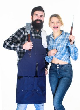 Amerikan yemek geleneği. Arka bahçe barbekü partisi. Birlikte yemek pişirmek. Birbirine aşık bir çift barbeküye hazırlanıyor. Erkek sakallı adam ve kız ızgara beyaz arka plan için hazır. Piknik ve barbekü
