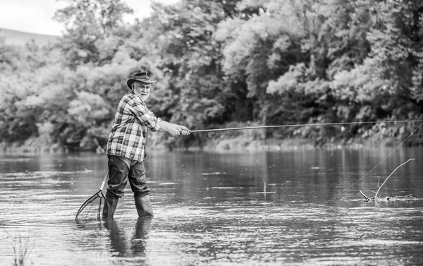 Actividad y hobby. Pesca de agua dulce lago estanque río. La felicidad está en tu mano. Hombre mayor pescando peces. Hombre maduro pescando. Pescador retirado. Ocio masculino. Pescador con caña — Foto de Stock