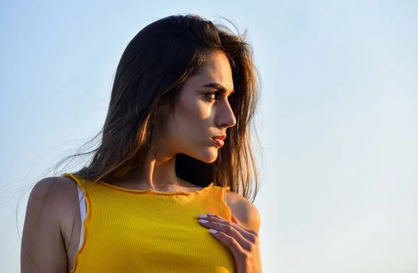 Élégant et sexy. fille profiter de la nature estivale. belle journée ensoleillée. Mode de vie sain. fille sexy en plein air. beauté et mode. femme aux cheveux bruns et maquillage. Belle jeune femme en bonne santé — Photo