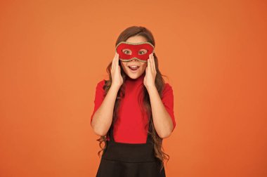 Parti kutlaması. Gizemli misafir. Anonim olarak halka açık bir etkinliği ziyaret et. Yeni yıl partisi. Karnaval partisi. Maskeli balo konsepti. Çocuk göz maskesi takıyor. Maske takan bir kız. Etkinlik ve eğlence