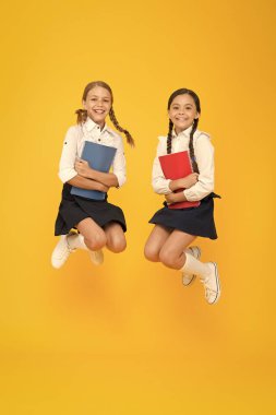 Özgürlük. okuma hikayesi. çocuk edebiyatı. çalışma kitabı ile neşeli sınıf arkadaşları. sözlük defteri. Bilgi alın. Okul üniformalı küçük kızlar. çocuklar dilbilgisi öğreniyor. okula geri dön