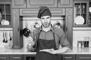 Marketten al. Adam şef karı sirkesi kokusu alıyor. Şarap sirkesi faydaları. Mükemmel kalite. Güçlü bir koku. lezzet yoğunluğu. Yemek tarifinde şarap sirkesinin tadını çıkar. Şarap sirkesi kilo verdirtebilir