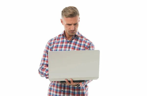 Serbest programcı. Bilgisayar kullanıcısı beyazda izole edildi. Yakışıklı adam bilgisayar kullanıyor. Bilgisayar teknolojisi. Taşınabilir bilgisayar. Laptop ya da defter. Modern hayat. Taşınabilir yaşam tarzı. Bilgisayar servisi — Stok fotoğraf