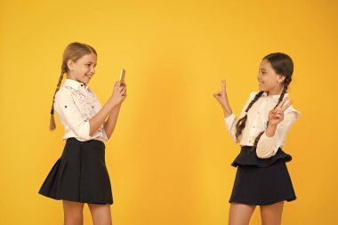 Modern teknoloji. Dijital influencer. Küçük blogcu. Blogger okulu. Kız öğrenciler akıllı telefon fotoğraf çekmek kullanın. Hayat online. Uygulama akıllı telefon. Kişisel blog. İçerik oluşturma. Sosyal medya pazarlama