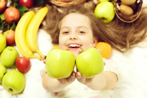 Χαριτωμένο κοριτσάκι που με πολύχρωμα φρούτα στο καλάθι — Φωτογραφία Αρχείου