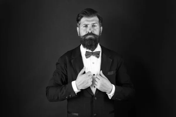 Damat sakallı hippi smokin ve mavi papyon giyer. Düğün günü konsepti. Şık damat. Zarif koleksiyon. Temiz ve düzenli. Stilist moda uzmanı. Takım elbise tarzı. Damat için moda trendleri — Stok fotoğraf