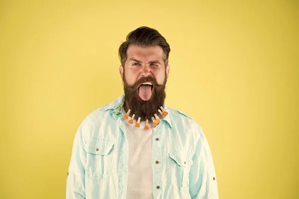 Verrückt. Friseurkonzept. Mann Wäscheklammer auf Bart. Brutaler Rüde legte Wäscheklammer mit Herz auf Bart. bärtige Mann Hipster Casual Style. Wäsche nach dem Waschen. Haartrocknen beim Friseur — Stockfoto