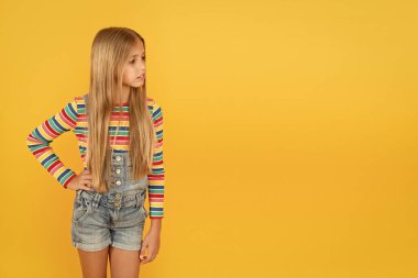 Boş alana bakıyorum. Ürün sunumu. Çocuk sakin yüz kopya alanı bakarak. Kız ürün tahmin. Ticari reklam. Promosyon konsepti. Çocuklar için ürün tanıtımı. Ürünü piyasaya sürme