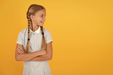 Mutlu çocuklar günü. Düzenli kız güzel saç modeli. Olumlu duygular. Duygusal zeka yeteneğikendi duygularınızı izlemek açıklar. Gülümseyen kız. Sevimli kız öğrenci sarı arka plan. Küçük kız