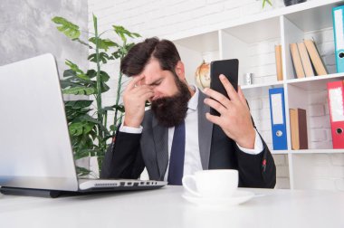 Kriz çözümü. Kriz yönetimi. Kriz konsepti. Müşterilerle iletişim kurmak. Malzeme ve malzeme ayarlayın. İş adamı telefon görüşmesi. Cep telefonu görüşmeleri. Lojistik Bölümü