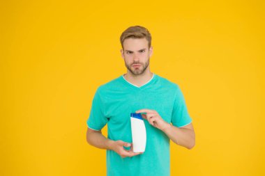 Profesyonel berber. Banyo ya da duş için vücut bakım ürünleri. Sakallı adam jel tüpü tut. Berber dükkanı bakımı. Yakışıklı adam şampuan şişesini tut. Saç bakımı. Sağlık ve sağlık hizmetleri. Erkek kozmetikleri