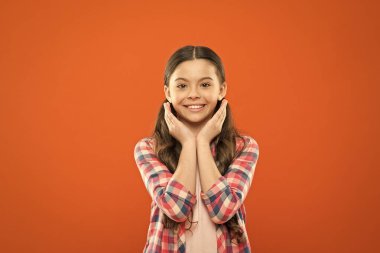 Sağlıklı bir cilt. Çocuklar için güzellik kozmetikleri. Mükemmel yüz bakımı ve cilt bakımı. Kozmetik ve hijyen. Çocuk konsepti için kozmetik. Çocuk kız gülümseyerek cildinin temizliği zevk. Pürüzsüz cilt yanakları